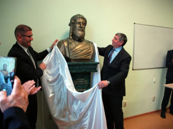 A bust of the renowned Azerbaijani poet Nizami Ganjavi has been unveiled in Yekaterinburg